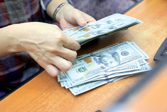  ရန်ကုန်မြို့အတွင်းရှိ ငွေလဲကောင်တာတစ်ခုကို တွေ့ရစဉ် (ဓာတ်ပုံ-ကြည်နိုင်)