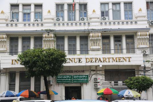  ရန်ကုန်မြို့ရှိ ပြည်တွင်းအခွန်များဦးစီးဌာနရုံးကို တွေ့ရစဉ် (ဓာတ်ပုံ-ကြည်နိုင်)