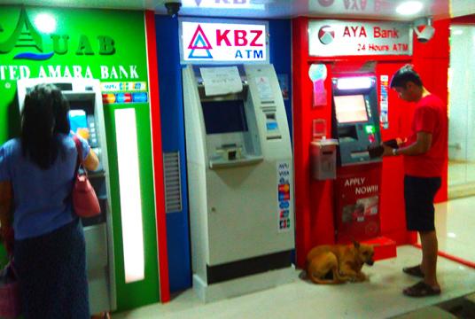  ရန်ကုန်မြို့ရှိ အလိုအလျောက်ငွေထုတ်စက် ATM များကို တွေ့ရစဉ်