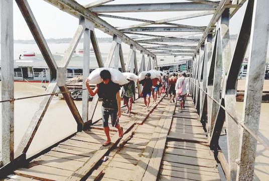   ရန်ကုန်မြို့ရှိ ၀ါးတန်းဆိပ်ကမ်း၌ ဆန်အတင်အချပြုလုပ်နေသည်ကို တွေ့ရစဉ် (ဓာတ်ပုံ-ဇေယျာငြိမ်း)