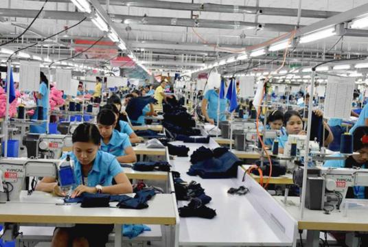  ရန်ကုန်မြို့ရှိ အထည်ချုပ်စက်ရုံလုပ်ငန်းခွင်တစ်ခုကို တွေ့ရစဉ်(ဓာတ်ပုံ-ဇေယျာငြိမ်း)