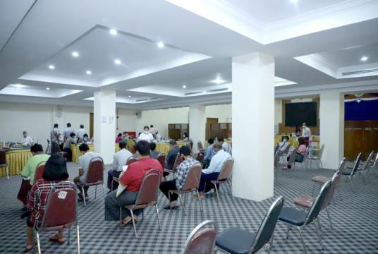 COVID-19 ချေးငွေ လာရောက်လျှောက်ထားခဲ့သူများကို တွေ့ရစဉ် (ဓာတ်ပုံ-ကုန်သည်စက်မှုအသင်းချုပ်)