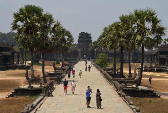 ၂၀၂၀ ပြည့်နှစ် မတ်လ ၅ ရက်က ကမ္ဘောဒီးယားနိုင်ငံရှိ အန်ကောဝပ်ဘုရားကျောင်းသို့ လာရောက်လည်ပတ်သည့် ခရီးသွားများကို တွေ့ရစဉ်