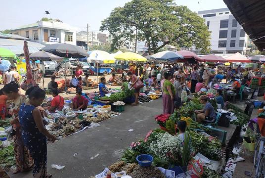  ရန်ကုန်မြို့တွင် ကုန်စိမ်းကုန်ခြောက်များရောင်းချလျက်ရှိသည့် စျေးတစ်ခုကို တွေ့ရစဉ်(ဓာတ်ပုံ-ရှိုင်းလင်းအောင်)