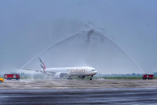  Emirates လေကြောင်းလိုင်းမှ လေယာဉ် ရန်ကုန်လေဆိပ်သို့ ရောက်ရှိလာစဉ်