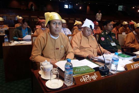 ရန်ကုန်တိုင်းဒေသကြီး ဝန်ကြီးချုပ် ဦးဖြိုးမင်းသိန်း၊ နိုင်ငံတော် သမ္မတ ဦးထင်ကျော်၊ ဦးထွန်းမြင့်နိုင် (Asia World) နှင့် လိုက်ပါ ပို့ဆောင်သူများအား တွေ့ရစဉ် (ဓာတ်ပုံ - (ဦး) ဖြိုးမင်းသိန်း Facebook)