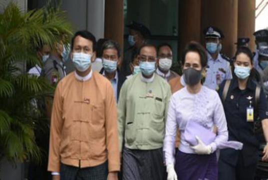 ၂၀၂၀ ပြည့်နှစ် သြဂုတ် ၈ ရက်က နေပြည်တော်သို့ ပြန်လည်ထွက်ခွာမည့် ဒေါ်အောင်ဆန်းစုကြည်ကို လေဆိပ်တွင် လိုက်ပါပို့ဆောင်နေသည့် ဦးဖြိုးမင်းသိန်းအား တွေ့ရစဉ်