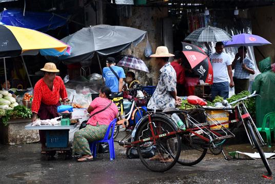 ရန်ကုန်မြို့ရှိ စျေးတစ်ခုတွင် စျေးသည်စျေးဝယ်တို့ကို ယခုရက်ပိုင်းအတွင်း တွေ့ရစဉ် (ဓာတ်ပုံ-ကြည်နိုင်)
