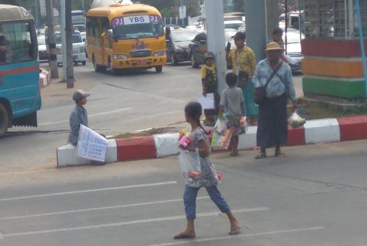 လမ်းဆုံလမ်းခွတစ်နေရာတွင် စျေးရောင်းနေသူအချို့အား တွေ့ရစဉ် (ဓာတ်ပုံ-ဇော်ဇော်အောင်)