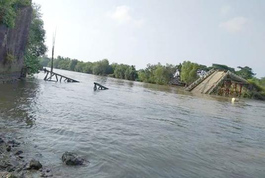   ဖျာပုံခရိုင် ဖျာပုံ-အမာလမ်းပေါ်ရှိ ဆိပ်မဘေလီတံတား  နိုဝင်ဘာ ၉ ရက် ညပိုင်းက ကျိုးကျသွားခဲ့စဉ် (Photo- Myo San)