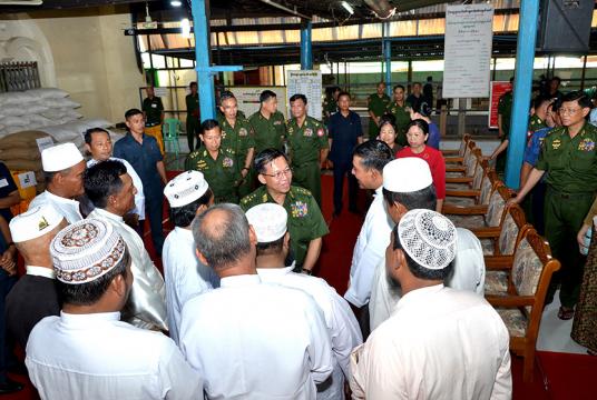သြဂုတ် ၂၅ ရက်က ပျဉ်းမနားမြို့တွင် အစ္စလာမ် ဘာသာရေး အသင်းအဖွဲ့များအား လှူဒါန်းမှု၌ တပ်မတော် ခေါင်းဆောင်များကို တွေ့ရစဉ် (ဓာတ်ပုံ-တပ်မတော် ကာကွယ်ရေးဦးစီးချုပ်ရုံး)