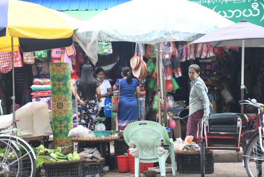 ရန်ကုန်မြို့ရှိ စျေးတစ်စျေးတွင် စျေးသည်စျေးဝယ်တို့ကို တွေ့ရစဉ်