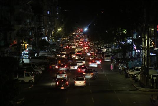 ရန်ကုန်မြို့လယ်တွင် လျှပ်စစ်မီးပြတ်တောက်နေသည်ကို တွေ့ရစဉ်