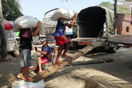 ရန်ကုန်မြို့ရှိ ၀ါးတန်းဆိပ်ကမ်းတွင် ဆန်အိတ်များ အတင်အချပြုလုပ်နေသည်ကို တွေ့ရစဉ် (ဓာတ်ပုံ- ဇေယျာငြိမ်း)