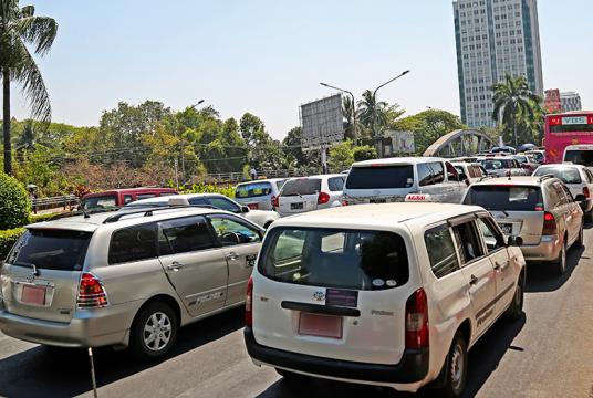 ရန်ကုန်မြို့အတွင်း မောင်းနှင်အသုံးပြုနေသည့် တိုယိုတာကထုတ်လုပ်သည့် မော်တော်ယာဉ်အမျိုးအစားအချို့ကိုတွေ့ရစဉ်(ဓာတ်ပုံ-ကြည်နိုင်)