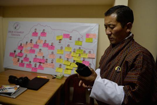 အောက်တိုဘာ ၁၈ ရက်တွင် ဘူတန်နိုင်ငံ Thinpu ၌ ရွေးကောက်ပွဲအပြီး DNT ပါတီခေါင်းဆောင် Druk  Naymrup Tshogpa ကို တွေ့ရစဉ် (Photo – AFP)