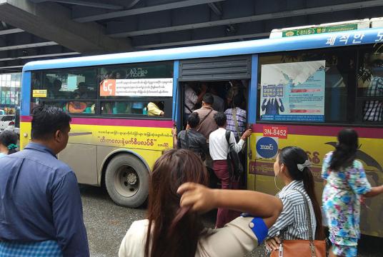 YBS  စောင့်ဆိုင်းစီးနင်းမည့် ခရီးသွားအချို့ကို ရန်ကုန်မြို့လယ်တွင် တွေ့ရစဉ်