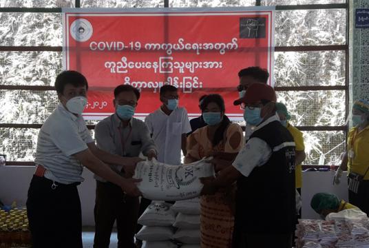 မြိတ်မြို့တွင် COVID-19 ကာကွယ်ရေးအတွက် ကူညီဆောင်ရွက်ပေးခဲ့သူများအား ရိက္ခာလှူဒါန်းနေမှုကို တွေ့ရစဉ်