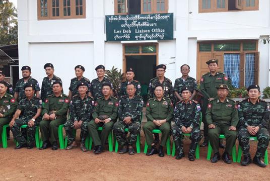 တပ်မတော်နှင့် KNU အကြား ဒီဇင်ဘာ၂၇ ရက်က တွေ့ဆုံဆွေးနွေးမှုအပြီး စုပေါင်းမှတ်တမ်းတင်ဓာတ်ပုံ ရိုက်ကူးနေစဉ် (ဓာတ်ပုံ-KNU)