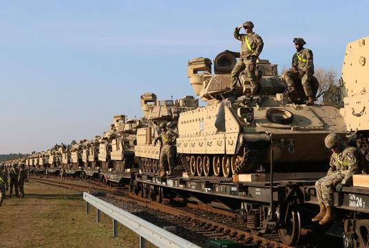 အောက်တိုဘာ ၂၁ ရက်တွင် လစ်သူယေးနီးယား၏ Pabrade စစ်စခန်းသို့ အမေရိကန်တင့်ကားများ ရောက်ရှိလာစဉ် (Photo: AFP)