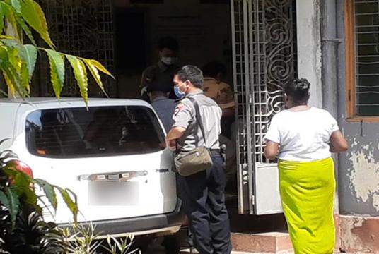 ပုံစာ - သရုပ်ဆောင်မင်းရာဇာ ချုပ်ရက်ရမန်လာယူသည့် ပရိုဘောက်ကားကိုတွေ့ရစဉ်။ (ဓာတ်ပုံ - မျိုးထွန်း)
