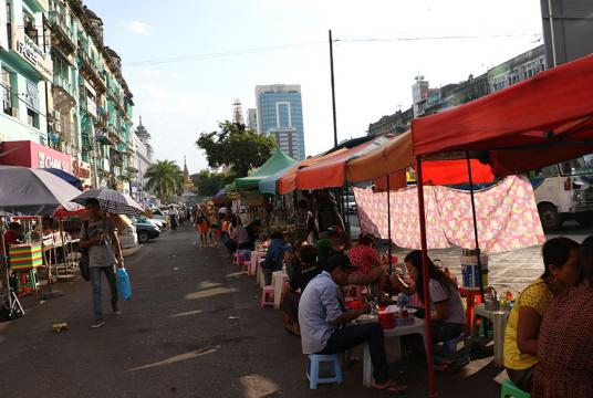 ရန်ကုန်မြို့ ဆူးလေဘုရားလမ်းပေါ်ရှိ လူနေအဆောက်အအုံများနှင့် လမ်းဘေး စျေးတန်းတစ်နေရာကို တွေ့ရစဉ် (ဓာတ်ပုံ-ကြည်နိုင်)
