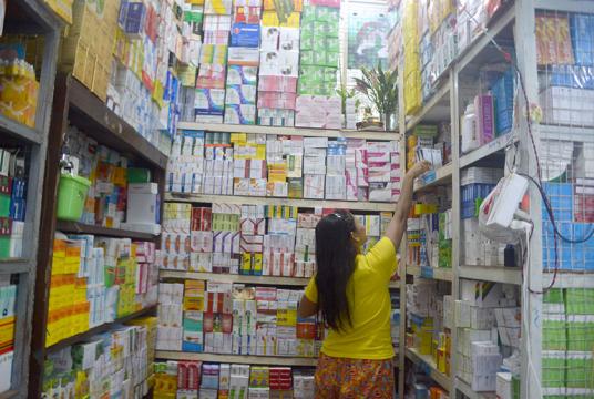 ရန်ကုန်မြို့ရှိ ဆေးအရောင်းဆိုင်တစ်ခုကိုတွေ့ရစဉ်(ဓာတ်ပုံ-ငြိမ်းငြိမ်းသူ)