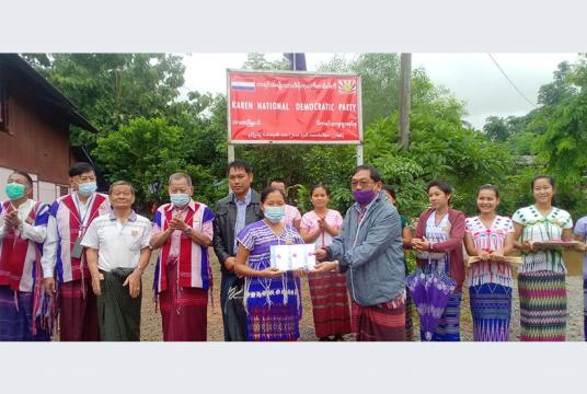 သြဂုတ် ၅ ရက်က ဘားအံမြို့နယ် မိကရင်ကျေးရွာအုပ်စုတွင် KNDP ပါတီ ဆိုင်းဘုတ်တင်ပွဲ ပြုလုပ်စဉ်