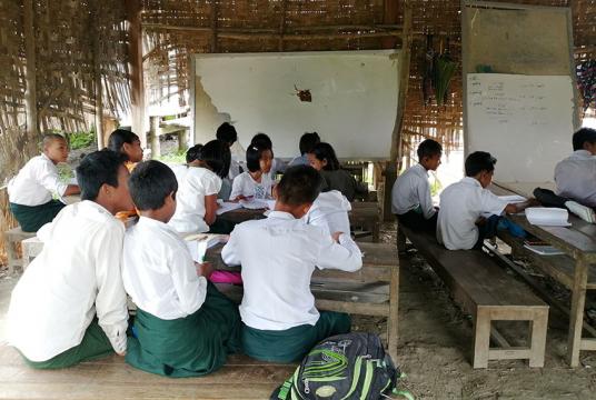  ကြာအင်းရွာ စာသင်ကျောင်းတွင် စာသင်နေသောကလေးများကို တွေ့ရစဉ် (ဓာတ်ပုံ-ဝေလင်း)