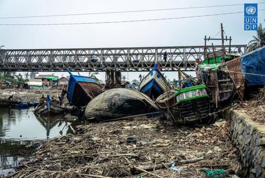 မိုခါမုန်တိုင်းကြောင့် ငါးဖမ်း လှေများ ပျက်စီးသွားသည်ကို တွေ့ရစဉ်