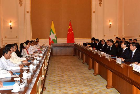 နိုင်ငံတော်၏အတိုင်ပင်ခံပုဂ္ဂိုလ်နှင့် တရုတ်နို်င်ငံသမ္မတတို့ ဦးဆောင်၍ ဇန်နဝါရီ ၁၈ ရက်က သမ္မတအိမ်တော်တွင် နှစ်နိုင်ငံ ဆွေးနွေးပွဲပြုလုပ်စဉ် (Photo: MOI)
