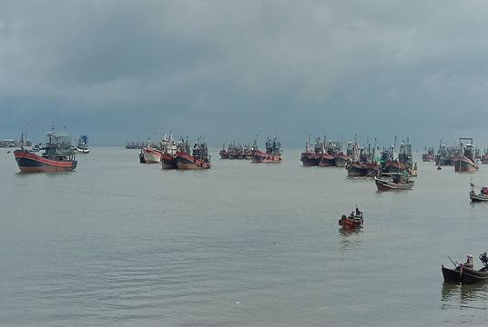 ပင်လယ်ပြင်ထွက်မည့် ငါးဖမ်းလှေကြီးများကို တွေ့ရစဉ်