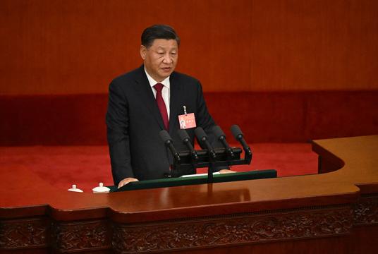 အောက်တိုဘာ ၁၆ ရက်က ပေကျင်းမြို့တော်တွင်ပြုလုပ်သည့် အကြိမ် ၂၀ မြောက် တရုတ်ကွန်မြူနစ်ပါတီ ညီလာခံတွင် အဖွင့်မိန့်ခွန်းပြောကြားနေသည့် သမ္မတ ရှီကျင်းပင်အား တွေ့ရစဉ် (Photo: AFP)