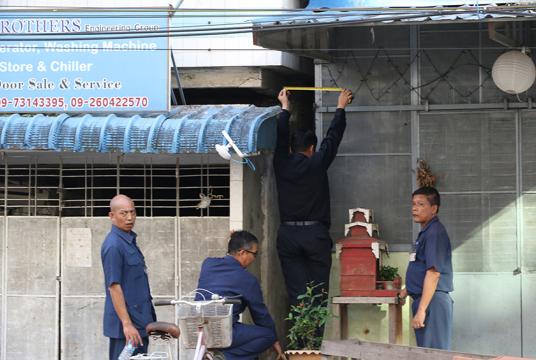 တာမွေမြို့နယ်တွင် ငလျင်ကြောင့် တိမ်းစောင်းခဲ့သည့် တိုက်များအား စည်ပင်မှ ကွင်းဆင်းလေ့လာနေစဉ်