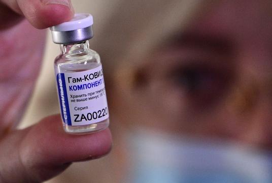 ရုရှားနိုင်ငံထုတ် COVID-19 ကာကွယ်ဆေး Sputnik V Vaccine ဆေးကို တွေ့ရစဉ် (Photo:AFP)