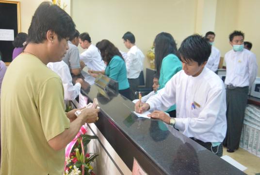 ရန်ကုန်မြို့ရှိ ပုဂ္ဂလိက ဘဏ်ခွဲတစ်ခုတွင် လုပ်ငန်းများ ဆောင်ရွက်နေသည်ကို တွေ့ရစဉ် (ဓာတ်ပုံ-စည်သူအောင်)