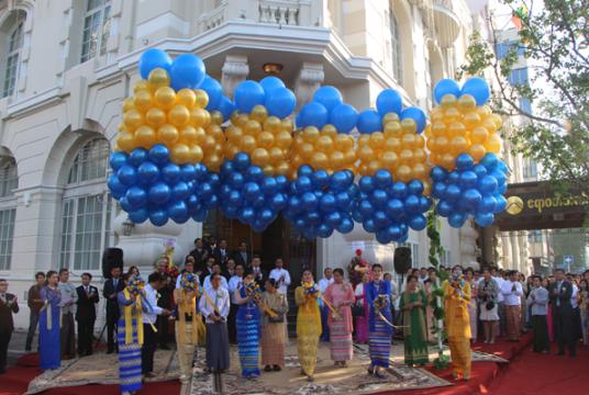 ရန်ကုန်စတော့အိတ်ချိန်းတွင် ရှယ်ယာအရောင်းအဝယ်ဖြစ်မှု အခြေအနေအား လာရောက်လေ့လာသူများကို တွေ့ရစဉ် (ဓာတ်ပုံ-ကျော်ဇင်ဖြိုး)