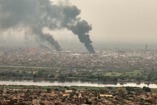 တိုက်ပွဲများဖြစ်ပွားနေသည့် ဆူဒန်နို်င်ငံ ခါတွန်မြို့တော်တွင် မီးခိုးများထွက်ပေါ်နေပုံကို ဧပြီ ၂၈ ရက်က တွေ့ရစဉ်  - Photo: AFP