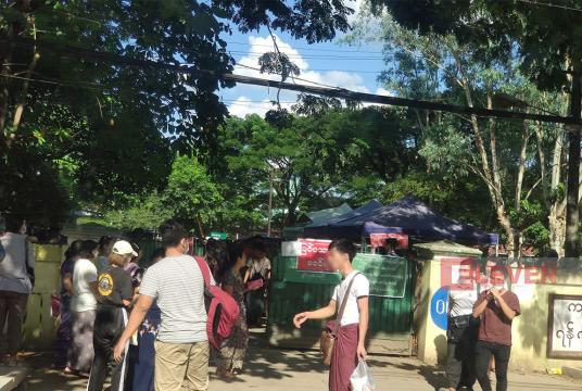 ပေါက်ကွဲမှုဖြစ်ပွားပြီးနောက် နေ့လယ် ၂ နာရီခွဲခန့်တွင် ကညနရုံးဝင်းအတွင်းမှ လူများပြင်ပသို့ ပြန်လည်ထွက်ခွာပေးနေစဉ်
