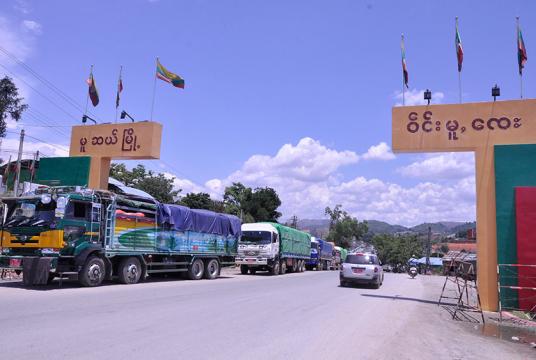 တရုတ်နိုင်ငံက ကုန်တင်ယာဉ်များကို တင်းကျပ်မှုကြောင့် မူဆယ်မြို့၌ ကုန်တင်ယာဉ်များ စောင့်ဆိုင်းနေရသည်ကို မေလကုန်ခန့်က တွေ့ရစဉ်