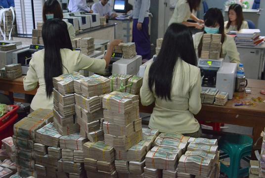 ရန်ကုန်မြို့ရှိ ပုဂ္ဂလိက ဘဏ်ခွဲတစ်ခုတွင် ငွေရေးကြေးရေး လုပ်ငန်းများ ဆောင်ရွက်နေသည်ကို တွေ့ရစဉ် (ဓာတ်ပုံ-စည်သူအောင်)