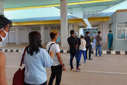 မြန်မာ-ထို်င်းနယ်စပ်အမှတ် ၂ ချစ်ကြည်ရေးတံတားမှတစ်ဆင့် နေရပ်ပြန်မြန်မာလုပ်သားများ Swab ယူရန် ဇွန် ၅ ရက်က စောင့်ဆိုင်းနေသည်ကို မြဝတီမြို့တွင် တွေ့ရစဉ် (ဓာတ်ပုံ-ကိုရွှေသိန်း)