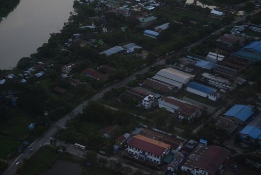 ကုန်ထုတ်စက်ရုံများလည်ပတ်နေသော ရန်ကုန်မြို့ရှိ စက်မှုဇုန်တစ်နေရာကို တွေ့ရစဉ် (ဓာတ်ပုံ-စည်သူအောင်)