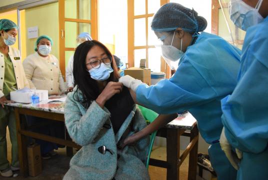 တောင်ကြီးမြို့ရှိ ကျန်းမာရေးဝန်ထမ်းများအား COVID-19 ကာကွယ်ဆေး စတင်ထိုးနှံစဉ် (ဓာတ်ပုံ - စည်သာ)
