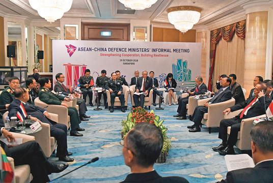အောက်တိုဘာ ၁၉ ရက်တွင် စင်ကာပူ၌ အာဆီယံ-တရုတ်ကာကွယ်ရေးဝန်ကြီးများ အလွတ်သဘောဆွေးနွေးပွဲ ကျင်းပနေစဉ်