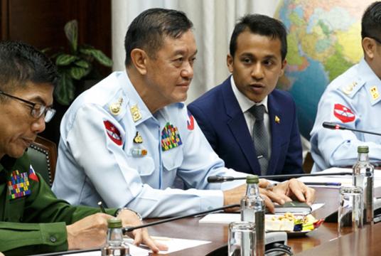 ၂၀၁၈ ခုနှစ် သြဂုတ် ၁၇ ရက်က ရုရှားနိုင်ငံတွင် ရုရှားကာကွယ်ရေးဝန်ကြီးဌာန ဒုတိ်ယဝန်ကြီး အလက်ဇန်းဒါးဖိုမင်နှင့် တွေ့ဆုံပွဲတွင် ဗိုလ်ချုပ်ကြီး မောင်မော်ကျော် အားတွေ့ရစဉ်