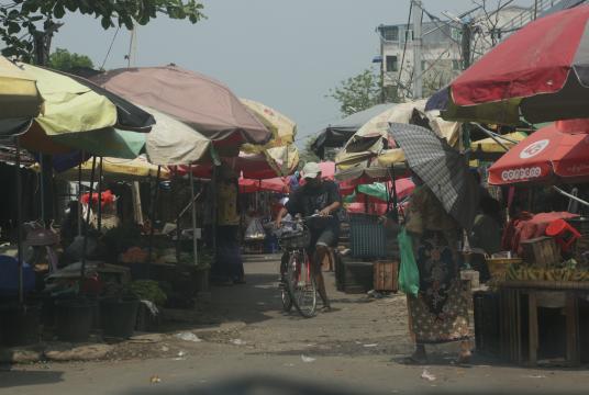 ရန်ကုန်မြို့ရှိ စျေးတစ်စျေးမြင်ကွင်း (ဓာတ်ပုံ - သီဟအောင်)