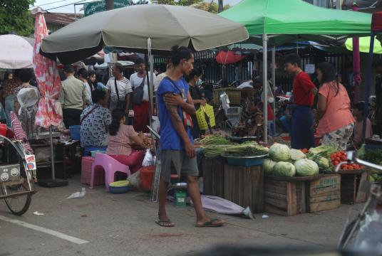 ရန်ကုန်မြို့ရှိ စျေးတစ်စျေးတွင် စျေးသည်စျေးဝယ်တို့ကို တွေ့ရစဉ် (ဓာတ်ပုံ - သီဟအောင်)