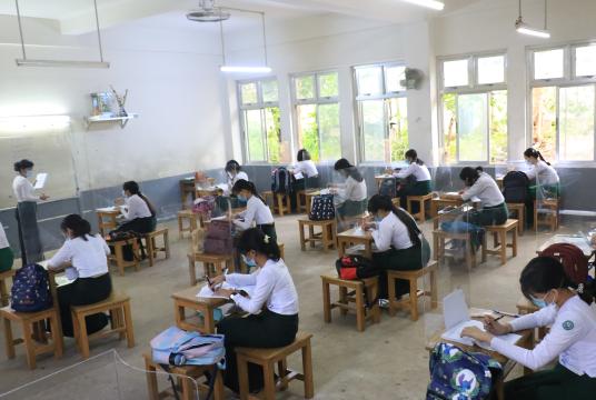ရန်ကုန်မြို့ရှိ အခြေခံပညာအထက်တန်းကျောင်းတစ်ကျောင်းတွင် စာသင်ကြားနေသည့် ကျောင်းသားကျောင်းသူများကို ယခင်နှစ်က တွေ့ရစဉ် (ဓာတ်ပုံ-သီဟအောင်)