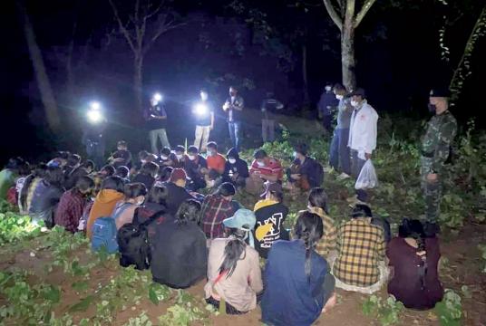 တရားမဝင် ဝင်ရောက်လာ၍ အဖမ်းခံရသူ မြန်မာနိုင်ငံသားများကို တွေ့ရစဉ်